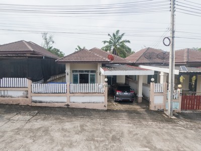 บ้านเดี่ยว ใกล้สวนเสือ, ปิ่นทอง1 เดินทางสะดวก ถูกสุด หาจากไหนไม่ได้แล้ว จะอยู่เองก็ได้ จะปล่อยเช่าก็ง่าย ในโครงการ หมู่บ้านพรนรินทร์2 ใกล้ สวนเสือ ศรีราชา.รายละเอียดโครงการ- โครงการ : หมู่บ้านพรนริทร์ 2, ซ.วัดเขาน้อย, สวนเสือ ศรีราชา- ขนาดพื้นที่ : 44.1 ตารางวา- พื้นที่ใช้สอย : 80 ตารางเมตร- Google Maps : https://maps.app.goo.gl/1ZZ4Q8Mm5eQuwjVP7 (13.15591, 101.00607).-  2 ห้องนอน 2 ห้องน้ำ-  ห้องครัว ภายใน-  จอดรถ : 1 คัน-  เครื