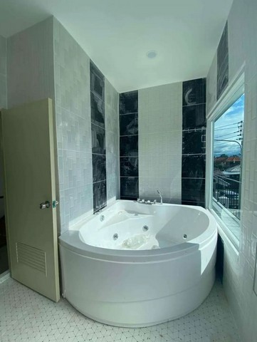 บ้านสร้างใหม่ 2 ชั้น สไตล์โมเดิร์น ย่านชุมชน สันผีเสื้อ