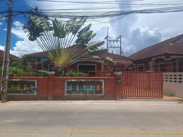 ขายบ้านเดี่ยวพร้อมสระว่ายน้ำ ลดราคาลดราคาเหลือเพียง  3.9x ล้านบ้านเดี่ยว พร้อมสระ ส่วนตัว ** Good location หมู่บ้านรัตนากร 5 หน้าโครงการติดถนนLocation. : ซอยเนินพลับหวาน   **มาบยายเหลือ 20***Details 3 ห้องนอน2 ห้องน้ำ1 ห้องครัวตู้เสื้อผ้า Built-in สระว่ายน้ำขนาด 4×6 พื้นที่ 56 ตรว.ไม่เสียค่าส่วนกลางจอดรถในบ้านได้ยังมีพื้นที่รอบบ้านบ้านชื่อบริษัท (สามารถขายพร้อมบริษัท)ติด 7/11 ร้านค้าสะดวกซื้อ(รา�