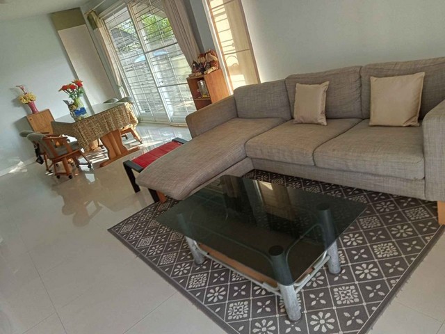 ขายบ้านเดี่ยว อยู่ระหว่างสถานีรถไฟฟ้าสีส้มวัดบางเพ็งใต้ กับสถานีมิสทีน  หลังมุม   ซอยรามคำแหง162/1 หมู่บ้านสัมมากร