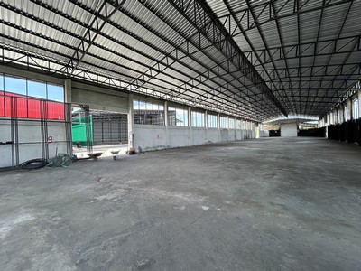 ให้เช่าโกดังสร้างใหม่ 1,440 ตารางเมตร  รถตู้คอนเทรนเนอร์ เทรลเลอร์ เข้า-ออกสะดวก ใกล้สนามบิน