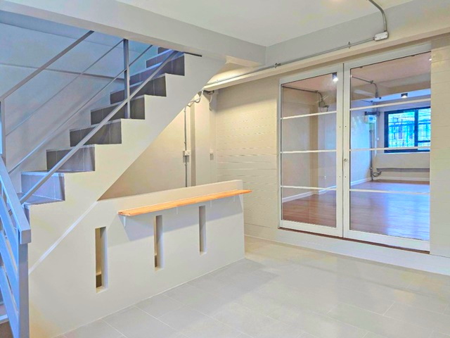 BRT สะพานพระรามเก้า 1 กม..รีโนเวทใหม่ ให้เช่าอาคารพาณิชย์ 5 ชั้น 304 ตร.ม.เอเชียทีค 1.4 กม 25 ตร.วา. เจริญราษฎร์ โชว์รูม คลินิก