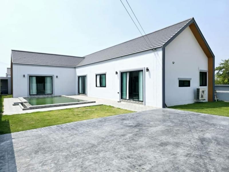 AOM 1323????ขายบ้านพูลวิลล่า สร้างใหม่ สไตล์นอร์ดิก พื้นที่กว้าง บรรยากาศดี พร้อมเข้าอยู่????????????พิกัดห้วยใหญ่ พัทยา???? ราคาเพียง 6.1 ลบ. ???????? เนื้อที่ 115 ตารางวา???? 3 ห้องนอน???? 4 ห้องน้ำ????‍???? 2 ห้องครัว???? 4 ที่จอดรถในบ้าน♨️ จองวันนี้ รับฟรี ‼️???? เครื่องปรับอากาศ 4  เครื่อง???? เครื่องทำน้ำอุ่น​ 3 เครื่อง???? ทีวี 65 นิ้ว???? เคาน์เตอร์ครัว???? เตาแก๊ส + เครื่องดูดควัน???? ปูสนามหญ้า ???? ปั๊มน้ำ???? แท็งค