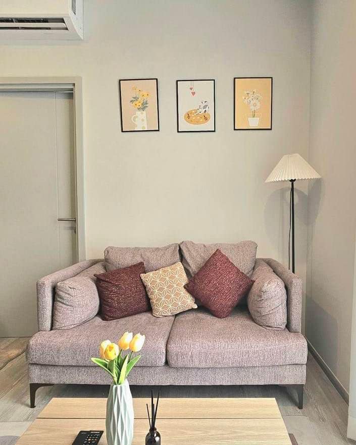 AOM 1322XT Ekkamai1 ห้องนอน 1 ห้องน้ำชั้น 8 ????ห้องมุม ขนาดห้อง 30. 5 ตร.ม. ????ราคาเช่า 20,000 บาท/เดือน.✅ เฟอร์นิเจอร์ ครบ- เตียง    - ที่นอน- โซฟา   - ตู้เสื้อผ้าขนาดใหญ่.✅เครื่องใช้ไฟฟ้า - ตู้เย็น  - เครื่องซักผ้า อบผ้า- เครื่องทำน้ำอุ่น  - ทีวี 55 นิ้ว- ไมโครเวฟ - แอร์ 2 ตัว✅สิ่งอำนวยความสะดวกโครงการ - Lobby Mailbox - สระว่ายน้ำ- ห้องออกกำลังกาย - สวนพักผ่อน - Co-Working Space - Access Card Control - CCTV/รักษาความปลอดภัยตลอด 24 ชม.✅สถานที่ใ