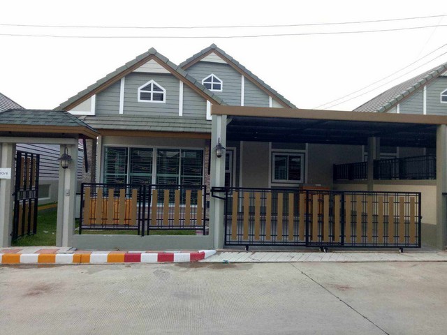 ขายด่วน เพราะกลับ ตจว.บ้านเดี่ยวชั้นเดียว พื้นที่กว้างขวาง น่าอยู่มาก หมู่บ้านณฐาวดี เลคไซด์  ต.บึง อ.ศรีราชา ใกล้ตลาดวรกิจขนาด 39 ตรว. ราคา 2.xx  ล้านบาทขนาด 2 ห้องนอน 2 ห้องน้ำ 1 ห้องครัว 1 ห้องโถงใหญ่ 2 ที่จอดรถของแถม ต่อเติมเคาน์เตอร์ครัวเหล็กดัด+มุ้งลวด ผ้าม่านทั้งหลังสถานที่ใกล้เคียงตลาดวรกิจอนามัยตำบลบึงโรงเรียนค่าใช้จ่ายวันโอนค่าจดจำนอง - ผู้ซื้อ ค่าโอน+อา