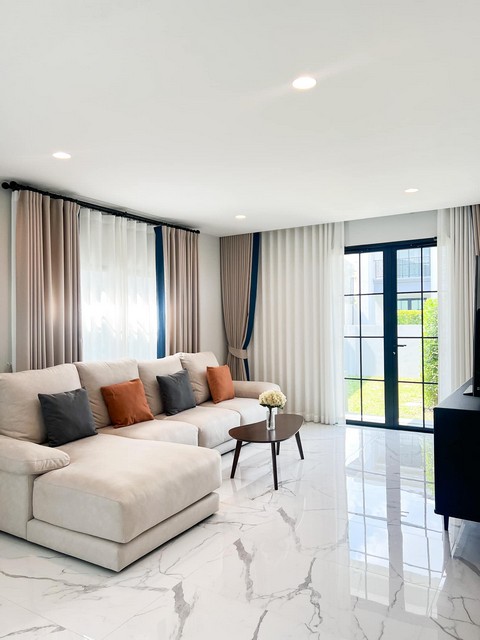 ให้เช่าบ้านหลังมุม 72 ตรว. 5 ห้องนอน เศรษฐสิริ เสรีไทย สไตล์ Modern Classic ใกล้รถไฟฟ้าสายสีชมพู สถานีนพรัตน์ และ Fashion Island
