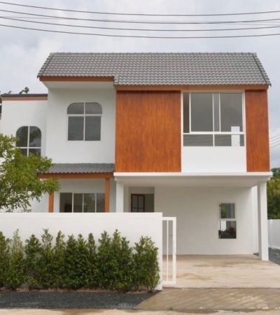 ติดต่อ หลิน 088 598 6998 Line ID: positive.agราคาพิเศษ 3.89 ลบ.* (รวมโอน)บ้านเดี่ยว 2 ชั้นนอกโครงการ ท่ารั้ว ดอยสะเก็ด หลังสุดท้ายเหมาะกับนักลงทุนซื้อปล่อยเช่าหรืออยู่เอง 4 นอน 3 น้ำ 4 จอดรถ พื้นที่ใช้สอย 165 ตร.ม.พื้นที่ 70 ตร.ว.1 รับแขก (double space โปร่งโล่ง)1 ห้องครัว +ซักล้าง .จุดเด่นดีไซน์ มาแล้วทุกพื้นที่ใช้สอยเพดานสูง โล่งโปร่งไม่ร้อนกระจกเยอะ ทำให้บ้านกว้างไม่อึดอัดกำแพงสูง 1.8 เมตร ความ Private สู