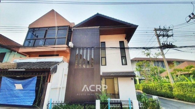 ขายตึกใจกลางเมืองเชียงใหม่ ตั้งอยู่ทำเลทอง ในคูเมือง เป็นอาคารสร้างใหม่ 2 ชั้นครึ่ง เพียง 200 เมตร จากประตูท่าแพ ขนาดที่ดิน 57 ตร.ว. มี 6 ห้องนอน 5 ห้องน้ำ 2 ที่จอดรถ เดินทางสะดวก ใกล้ทั้งประตูท่าแพ วัดพระสิงห์ ถนนคนเดินวันอาทิตย์ (ถนนท่าแพ) และตลาดวโรรส (กาดหลวง) สามารถเดินไปประตูท่าแพได้ เหมาะกับการซื้อเพื่อดำเนินกิจการที่พักอาศัย เกสท์เฮ้าส์ หรือให้เช่าเป็นไ