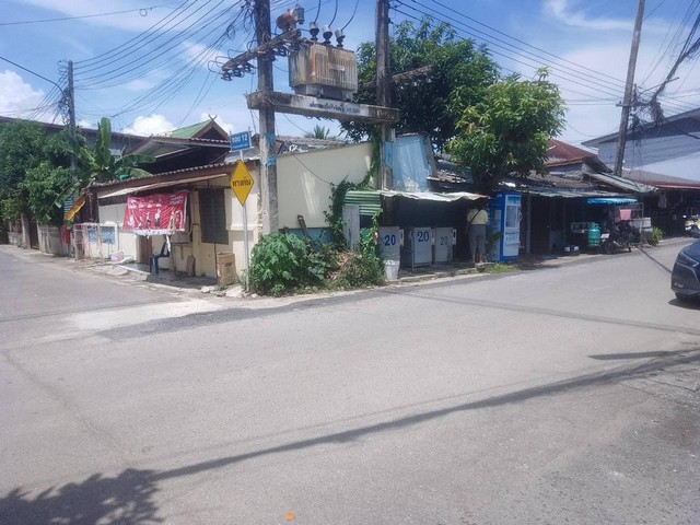 ขายบ้าน48ตรว. 2นอน2น้ำ 2.6ลบ. พร้อมห้องแถวบ้านเช่า2ห้อง ทำเลดี หลังวัดบวกครก เทศบาล ต.หนองป่าครั่ง อ.เมืองเชียงใหม่ขายบ้านขนาด 48 ตรว. ในตัวบ้านมี 2 ห้องนอน 1ห้องน้ำ 1ห้องครัว 1ที่จอดรถ ด้านหน้า มีห้องแถว 2 ห้อง และ บ้านอยุ่หน้าซอย มีถนนเข้าออก 2 เส้นทางต.หนองป่าครั่ง อ.เมืองเชียงใหม่ บ้านหลังนี้ อยู่หลังวัดบวกครก และ เทศบาลหนองป่าครั่งขายราคา 2.6 ล้านบาท (2,600,000 บาท) ค่าโอนค