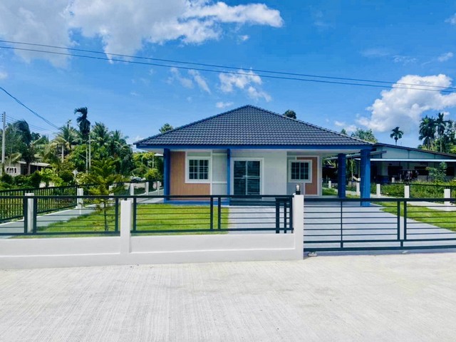 The English is below.ขายบ้าน 1 ชั้น ต.บางบุตร ระยอง ขนาด 80 ตรว. ราคาดีมาก ถนนกว้าง โปรโมชั่นดี บ้านสร้างใหม่ที่ตั้ง: อบต.บางบุตร อ. บ้านค่าย จ.ระยองรายละเอียด- บ้านเดี่ยว 1 ชั้น- ขนาด 80 ตารางวา- 3 ห้องนอน- 2 ห้องน้ำ- 5 ที่จอดรถ- ถนนเข้าออกกว้าง ถึง 8 เมตรโปรโมชั่น แถมฟรี- ค่าธรรมเนียมการโอนกรรมสิทธิ์- มิเตอร์น้ำ มิเตอร์ไฟ- ปั๊มน้ำ ถังสำรองน้ำ- ที่จอดรถ พร้อมปูกระเบื้อง - มุ้งลวดรอบบ้าน- แอ