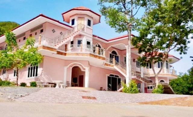 #ขายรีสอร์ทจันทบุรี???? อ.ท่าใหม่ จ.จันทบุรี✳️รีสอร์ทอยู่เนินเขาบรรยากาศร่มรื่นกับธรรมชาติ​✳️มีร้านอาหารแพกลางน้ำ✳️รีสอร์ท​อยู่ตรงข้ามหาดเจ้าหลาวห่างจากหาดเจ้าหลาวเพียง 500เมตร✴️​เนื้อที่ 25ไร่ 3งาน 91.8 ตรว????​สิ่งปลูกสร้าง​มีดังนี้????✅️​มีบ้านหลังใหญ่ สร้างด้วยงบ 50ล้าน เป็นบ้าน 2 ชั้นชั้นบนมีห้องโถงใหญ่ ห้องครัวใหญ่ ห้องรับแขก ห้องพระ ห้องทำงานห้องนอนใหญ่ 1