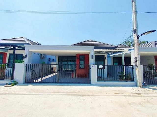 ขายด่วน‼️#บ้านเดี่ยวชั้นเดียวอ่างศิลา อายุบ้าน 2 ปี  บ้านใหม่มากหมู่บ้านบันดาลสุขอ่างศิลา เนื้อที่ 33 ตารางวาขนาด 2 ห้องนอน 2 ห้องน้ำ  1 ห้องนั่งเล่น 1 ห้องครัว โซนซักล้างหลังบ้านต่อเติมเรียบร้อยSาคาเพียง 2.xx ล้านต้นๆเท่านั้นแถมฟรี-โอนกรรมสิทธิ์-ผ้าม่าน-ปั้มน้ำ-เหล็กดัด+มุ้งลวดปรึกษาสินเชื่อและการยื่นกู้ฟรี ดูแลจนถึงวันโอนรับฝากขายบ้าน ที่ดิน คอนโดสนใจติดต่�