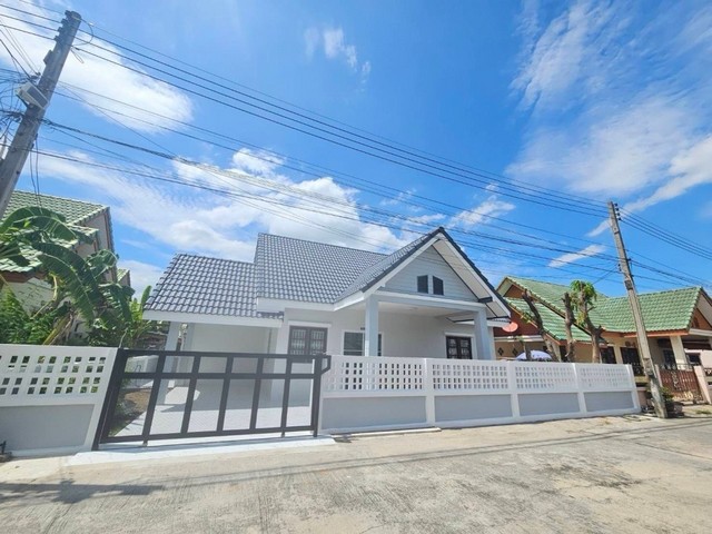 เปิดขาย มบ.โชติกา (มาบโป่ง-พานทอง) รีโนเวทแล้วพร้อมเข้าอยู่ ราคา 2.xx ลบ.ชื่อโครงการ            : มบ.โชติกาบ้านเลขที่                : 73/144 ซ2ตำบล                      : มาบโป่งอำเภอ                     : พานทองจังหวัด                     : ชลบุรีประเภททรัพย์          : มือ2แบบบ้าน                 : บ้านเดี่ยว 1 ชั้นขนาดพื้นที่               : 56 ตรว.รายละเอียด             :  3ห้องนอน 2ห้องน้ำ 1-2 ที่จอดรถโปรโมชั่นและของแถม- แอร์1- ถังสำรองน้ำ- ปั้มน้ำฟรีค่าใช้จ่ายวันโ�