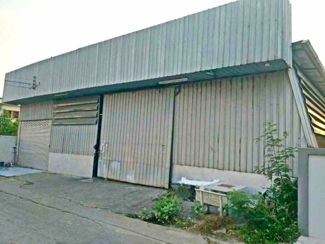 โกดังให้เช่า 2 นอน 2 น้ำ 400 ตร.ม. ถ.เสรีไทย35-45 ตลาดนัดสัมมากร 2 กม. MRT สัมมากร 1.7 กม.