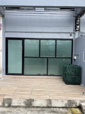 เหมาะกับธุรกิจมีหน้าร้านหรือทำเป็นออฟฟิศ ที่จอดรถเพียบ ขายอาคารพาณิชย์ ซอยรามคำแหง 24 รีโนเวทใหม่ทั้งตึก