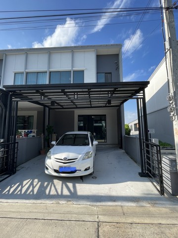 ขายบ้าน พลีโน่ พระราม9-กรุงเทพกรีฑา หลังมุม 4 ห้องนอนขนาด 24.7 ตารางวา พื้นที่ใช้สอย 120 ตารางเมตรจำนวนห้อง : 4ห้องนอน 2ห้องน้ำ ห้องรับแขก ห้องครัว ห้องเก็บของใต้บันได ลานซักล้างตกแต่ง : แอร์ 2 เครื่อง เครื่องทำน้ำอุ่น ครัวบิวท์อินมีเครื่องดูดควัน ต่อเติมครัว ต่อเติมโรงจอดรถ ติดฟิล์มกันความร้อนทั้งหลังหน้าบ้านกว้าง 5.5 เมตร จอดรถ : 2 คันหน้าบ้านทิศเหนือส่วนกลาง : เจ้า