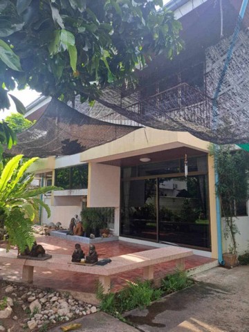 ขายบ้านเดี่ยว 2 ชั้น ปลูกสร้างเอง อยู่ในซอยจรัญสนิทวงศ์ 71 (จรัสลาภ) เข้าซอยประมาณ 400 เมตร เงียบสงบ เป็นส่วนตัว สนามหญ้ากว้าง มีความร่มรื่น เนื้อที่ 123 ตรว. พื้นที่ใช้สอย 220 ตรม. มี 5 ห้องนอน 3 ห้องน้ำ มีห้องแม่บ้าน การเดินทางเข้าได้ทั้งซ.จรัญสนิทวงศ์ 71 และจรัญสนิทวงศ์ 75 เชื่อมต่อถ.สิรินธร และถ.บรมราชชนนีสถานที่ใกล้เคียง1. เซ็นทรัลปิ่นเกล้า2. ตั้งฮั่วเส็ง3. MRT สถานีสิริน