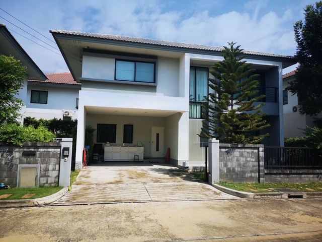 LV52877 ขาย บ้านเดี่ยว หมู่บ้านคาซ่า วิลล์ รามอินทรา-วงแหวน 2 ติดถนนเลียบวงแหวนรอบนอก (กาญจนาภิเษกตะวันออก)ราคาขาย : 7.89 ล้านบาท (ค่าส่วนกลาง 25,000/ปี)ที่ตั้ง : ถนนวงแหวนรอบนอก (ตะวันออก) แขวงท่าแร้ง เขตบางเขน กทม.ชื่อโครงการ : คาซ่า วิลล์ รามอินทรา-วงแหวน 2 Casa Ville Ramintra-Wongwaen 2รายละเอียด :- บ้านเดี่ยว 2 ชั้น - ขนาด 52.30 ตร.ว. - พื้นที่ใช้สอย 169 ตร.ม.- 4 ห้องนอน (1 ห้องนอนชั้นล่าง) - 3 ห้องน้ำ ห้องรับแข