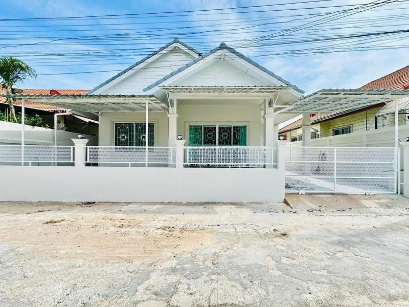 AOM 1334 หมู่บ้านภัสสร 2 (ชัยพฤกษ์) บ้านเดี่ยว!!! 3 ห้องนอน 2 ห้องน้ำ ???? ราคา 4.29 ล้านบาท #Built-in ทั้งหลัง✨✨✨- #บ้านเดี่ยว ขนาดพื้นที่ 56 ตารางวา- Built-in พร้อมหิ้วกระเป๋าเข้าอยู่- #ฟรีเครื่องใช้ไฟฟ้า Samsung- ห้องครัว Built-in พร้อมชุดเตาไฟฟ้า- ผ้าม่านเกรด Premium ทั้งหลัง- ของตกแต่งทั้งบ้าน “ไม่ยกชิ้นใดออก”- ค่าโอนกรรมสิทธิ์ ณ กรมที่ดิน 50:50 ห้องนั่งเล่นและห้องครัว- โซฟา Luxury 3 ที่นั่งและ Armchairs- ชั้นวางทีวี 