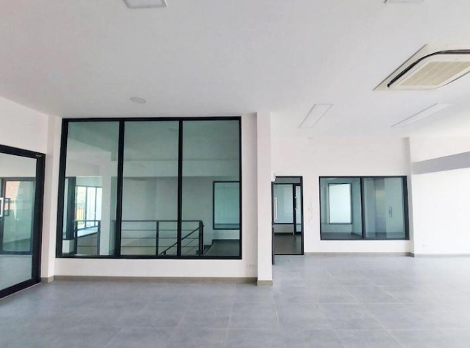 ให้เช่าอาคารสำนักงาน 4 ชั้น นายเล็ก แอเรีย  วิภาวดีรังสิต 17 ใกล้ห้าแยกลาดพร้าว มีลิฟท์ ที่จอดรถ 30 คัน