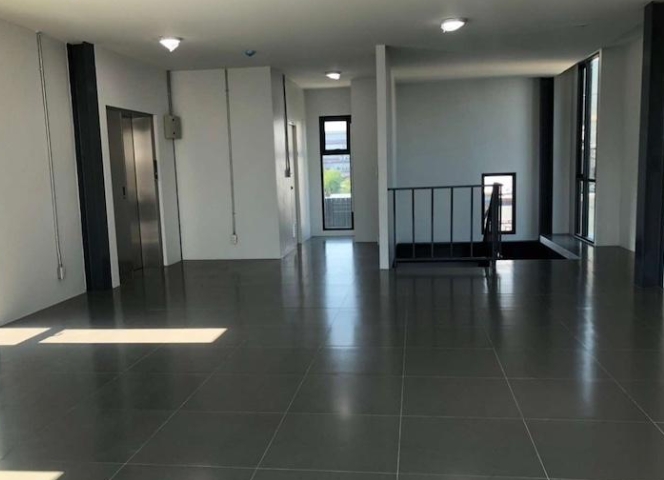 ให้เช่าอาคารโกดัง สำนักงาน  ทาวน์อินทาวน์ ซอย 11 ใกล้เลียบด่วนเอกมัย-รามอินทรา พื้นที่รวม: 590 ตร.ม.