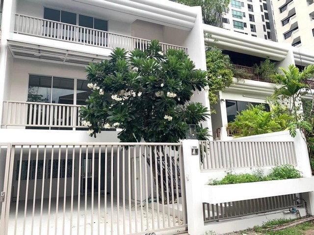 ขายทาวน์เฮ้าส์ขนาดใหญ่ สุขุมวิท31 บ้านเล่นระดับ เนื้อที่ใช้สอยมาก บ้านตกแต่งพร้อมพักอาศัย ใกล้สิ่งอำนวยความสะดวกในย่านสุขุมวิท ทองหล่อ พร้อมพงษ์ สถานีรถไฟฟ้า bts mrt อโศก สุขุวิท พร้อมพงษ์ติดต่อ  อรัชพร  081-4-888-799Line id:house169ราคาข่าย        38ลบ.ึค่าใช้จ่ายการโอน  50/50บ้านทิศตะวันตกเฉียงเหนือรายละเอียดทาวเฮ้าส์สูง 3ชั้น พื้นที่ 46ตารางวา เนื้อที่ใช้สอย 480ตารางเมตร หน้ากว้าง 8เม