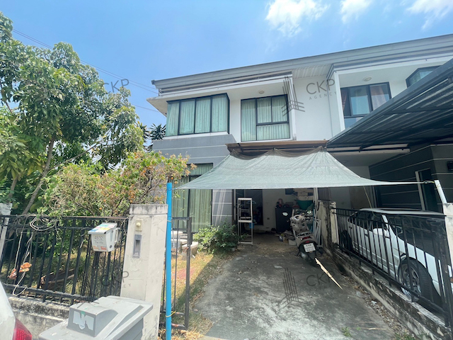 ขาย ทาวน์เฮาส์ เดอะ วิลล่า รามคำแหง - สุวรรณภูมิ บ้านสวยกว้าง มีส่วนกลาง ใกล้ห้างสรรพสินค้า แขวงมีนบุรี เขตมีนบุรี กรุงเทพฯ สนใจติดต่อสอบถามได้ค่ะ การเดินทาง- ถนนรามคำแหง  1.8 กิโลเมตร- ถนนมีนพัฒนา  3 กิโลเมตร- ถนนเสรีไทย  3.7 กิโลเมตร- ถนนรามอินทรา  4.8 กิโลเมตรรายละเอียด (Description) - ขนาด 32 ตร.วา- สูง 2 ชั้น- 3 ห้องนอน 2 ห้องน้ำ- เครื่องปรับอากาศ 2 เครื่อง- ที่จอดรถ 1 คัน- เครื่องทำน้ำ