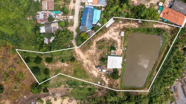 TEL : 061-979 5595 ดนิตาLine : https://line.me/ti/p/yxo92dHWP1รายละเอียด : เนื้อที่ดิน 3-1-21.8 ไร่ (1,321.8 ตรว.)ห่างจากท่าเรือแหลมฉบัง 9.4 กิโลห่างจากถนนเส้น 3009 ลงท่าเรือแหลมฉบัง800เมตรเข้าออกได้ 2 ทาง ถนนข้างที่กว้าง 6 เมตร.พื้นที่เหมาะทำบ้านสวนขนาดกลางพื้นที่เหมาะทำห้องแถว หรือ อพาร์ทเม้น ซื้อเก็บไว้ทำกำไรราคานี้หาไม่ได้แล้วนอกโฉนดที่ดินมีที่ตกหล่นสามารถร้องขอออกเพิ่มได้ ประมาณ 3 งานราคาไร่ละ 5.8 ล้าน