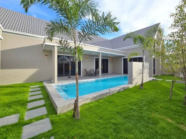 TEL : 061-979 5595 ดนิตาLine : https://line.me/ti/p/yxo92dHWP1รายละเอียด : ขนาดที่ดิน 119 ตรว. พื้นที่ใช้สอย 220 ตรม.ตกแต่งพร้อมเครื่องใช้ไฟฟ้า+เฟอร์นิเจอร์ครบ 3 ห้องนอน 4 ห้องน้ำ 1 ห้องนั่งเล่น 1 ห้องครัวบิ้วท์อิน โต๊ะกินข้าว6ที่นั่ง  ตกแต่งเฟอร์นิเจอร์ครบครัน (พร้อมอยู่) เครื่องใช้ไฟฟ้าครบ (ตามภาพ) ขนาดสระว่ายน้ำ 9x3m. + ม่านน้ำตก มีพื้นที่สวนสนามหญ้ากว้างขวางเป็นบ้านหลังหัวมุม อยู่สุดซอยด้านในจอดรถยน