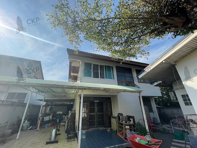 ขาย บ้านเดี่ยว พื้นที่กว้างขวาง ขนาด 113 ตร.วา ใกล้ถนนใหญ่หลายสาย ใกล้แหล่งชุมชน แขวงรามอินทรา เขตคันนายาว กรุงเทพฯ สนใจสอบถามได้ค่ะรายละเอียด ( Description )- ขนาด 113 ตร.วา- สูง 2 ชั้น- 6 ห้องนอน 4 ห้องน้ำ- เครื่องปรับอากาศ 4 เครื่อง- ที่จอดรถ 4 คัน- บ้านเปล่า- มีบ้าน 2 ชั้นและ 1 ชั้นอย่างละ 1 หลังในพื้นที่การเดินทาง- ถนนคู้บอน  550 เมตร- ถนนรามอินทรา  1.7 กิโลเมตร- ทางคู่ขนานกาญจนาภิเษก  1.8 