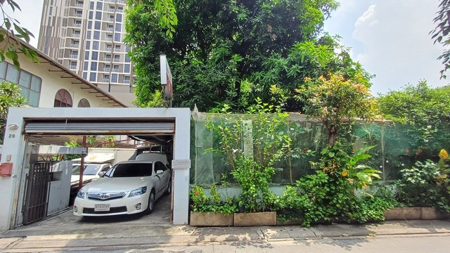 รหัสทรัพย์สิน : N0409ที่ดินแปลงสวยใจกลางเมือง ซอยประดิพัทธ์ 19ที่ตั้ง: ถนนประดิพัทธ์ แขวงสามเสนใน เขตพญาไท กรุงเทพมหานคร 10400รายละเอียดทรัพย์- ที่ดินแปลงสี่เหลี่ยมสวย ถมแล้ว ใจกลางเมือง- เนื้อที่ 440 ตารางวา หน้ากว้าง 34 เมตร ลึก 54 เมตร- ผังเมืองปัจจุบัน 2567 พื้นที่สีแดง พ.5-13- เหมาะสำหรับพัฒนาโครงการ Residential และ Commercial- ใกล้ BTS อารีย์ และ BTS สะพานควาย- เหมาะลงทุนทำเลและสถานที่ใกล้เ�