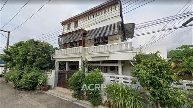 ขายบ้านใกล้โรงพยาบาลสวนดอก จ.เชียงใหม่ ขนาด 111 ตร.ว. มีบ้าน 2 หลัง หลังแรกเป็นบ้าน 3 ชั้นพร้อมเฟอร์นิเจอร์บางส่วน มีดาดฟ้า วิวดอยสุเทพ หลังที่สองเป็นเรือนรับรองแขกชั้นเดียวพร้อมเฟอร์นิเจอร์บางส่วน รวม 8 ห้องนอน 4 ห้องน้ำ อยู่ในทำเลดีมาก กลางเมืองเชียงใหม่ ใกล้กองบิน มช. ตลาดต้นพยอม โรงพยาบาลสวนดอก มหาวิทยาลัยเชียงใหม่ นิมมาน เดินทางสะดวก เข้าออกได้หลายเส้น