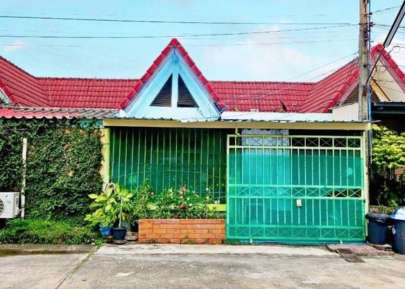 #ขายบ้านนาป่าชลบุรีราคาถูก#ขายทาวน์เฮ้าส์ชั้นเดียว????​หมู่บ้านอีสเทิร์นแลนด์ซิตี้นาป่า????​บนเนื้อที่​ 22.4​ ตรว​2​ ห้องนอน​ 1​ น้ำ​ 1​จอดรถราคา : 1,350,000 บาท(  ค่า​ธรรมเนียม​โอน​ 50/50)✴️​บ้านต่อเติมหน้าบ้านหลังบ้านพร้อมอยู่✴️ของแถม: แอร์1​ ตัว​ ปั๊มน้ำ,บ่อเก็บน้ำฟรีเช็คเครดิตฟรียื่นกู้#พร้อมยินดีให้คำปรึกษาเครดิต​ก่อนการตัดสินใจ#พร้อมอัตราดอกเบี้ยพิเศษ และ วงเงิน