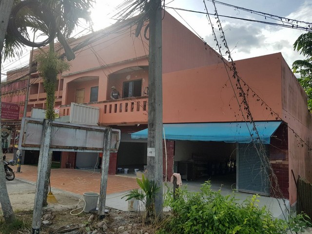 อาคารพานิช 2 ชั้น 2 คูหาและ 1 ชั้น 1 คูหา อยู่หน้าตลาดสดต.ละงู อ.ละงู จ.สตูลที่ตั้ง : อยู่หน้าตลาดสดต.ละงู อ.ละงู จ.สตูลhttps://maps.app.goo.gl/LdCx75787EocpA85A ขนาดพื้นที่ :รายละเอียด อาคารพานิช 2 ชั้น 2 คูหาและ 1 ชั้น 1 คูหา อยู่หน้าตลาดสดต.ละงู อ.ละงู จ.สตูล พร้อมเปิดกิจการ สถานที่ใกล้เคียง -ตลาดสด อ.ละงู-ปั๊มน้ำมัน-สถานีตร.-7-11-ธ.ออมสิน-ธ.กรุงเทพ-ธ.กรุงไทย-ธ.ไทยพานิช -ติดกับห้างทองสุวรรณ ราคาขาย 12,500,000 บ