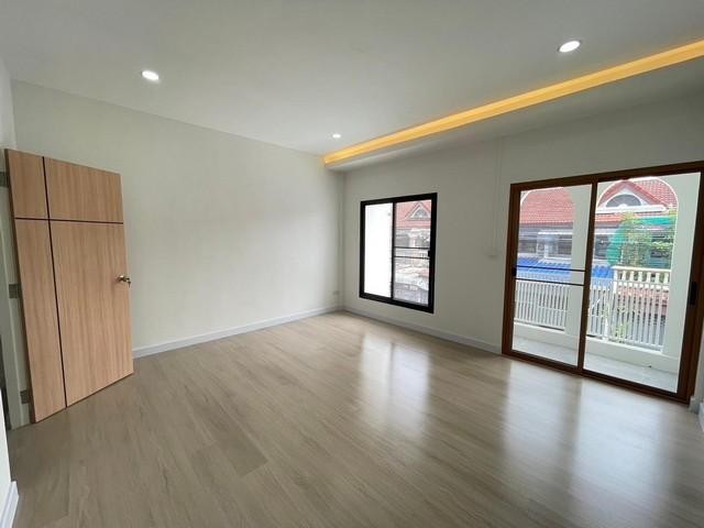 C4604 ขายทาวน์เฮาส์ 2 ชั้น ซอยนวมินทร์ 111 รีโนเวทใหม่ หน้าบ้านทิศใต้  ใกล้โรงเรียนเลิศหล้า