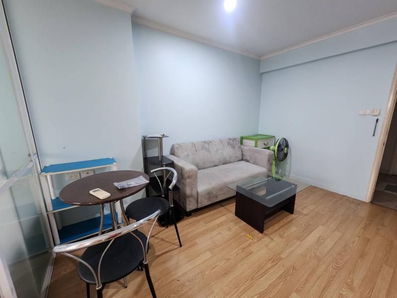 ให้เช่า คอนโด ลุมพินี วิลล์ ประชาชื่น-พงษ์เพชร 1 ห่างจากห้างเดอะมอลล์งามวงค์วาน 300 เมตร. HOMEPRO 100 เมตรห้องขนาด 32 ตร. ม. ชั้น 6 ตึก เอ วิวสระว่ายน้ำ เครื่องใช้ไฟฟ้าครบ- แอร์ 2 ตัว- เครื่องทำน้ำอุ่น- ทีวี- ตู้เย็น- เฟอร์นิเจอร์ครบสิ่งอำนวยความสะดวก- สระว่ายน้ำ, ฟิตเนส- ร้านค้า, ร้านอาหาร, ร้านซัก อบ รีด- ห้องสมุด- 7 eleven มินิมาร์ท- อื่นๆ (สนามเด็กเล่น)- ราคา 7000 บาท/เดือน**(สัญญาเช่า 1 ปี = จ