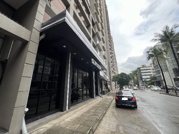 ขายคอนโด Superior 1 เมืองทองธานี วิวทะเลสาบ74 ตร.ม. 2 ห้องนอน 2 ห้องน้ำ รายละเอียดห้องขนาด 74.3 ตร.ม.ชั้น 192 ห้องนอน 2 ห้องน้ำ 1ห้องนั่งเล่น 1 ห้องครัววิวทะเลสาบเมืองทองเฟอร์นิเจอร์ครบโต๊ะกินข้าว /ตู้เย็น /เตา /แอร์ 3 /เตียง /ทีวี /เครื่องทำน้ำอุ่น /ตู้เสื้อผ้า ติดต่อโทร 098-947-4792 | 088-738-5121 Line ID: thapagorntha | yyinggyeeLine: https://line.me/ti/p/xIP9L4el7H Facebook: https://www.facebook.com/realtyone.thapropertyโลเคชั่น13.923270, 100.536855https://maps.app.goo.gl/7aWYm24W4yWoLKWMAสถานที่ใกล้เคียงอิมแพ็