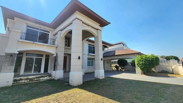 The English is belowขายบ้านเดี่ยว 2 ชั้น Enrich Park ปิ่นเกล้า 199 ตร.วา บ้านใหม่ไม่เคยอยู่ เฟอร์นิเจอร์บิ้วอิน ใกล้ เดอะเซอร์เคิล ราชพฤกษ์ที่ตั้ง: ถนนกาญจนาภิเษก บางระมาด ตลิ่งชัน กรุงเทพรายละเอียด- เนื้อที่ 199.6 ตารางวา- 4 ห้องนอน- 5 ห้อง (น้ำห้องน้ำแม่บ้าน 1 ห้อง)   - 3 ที่จอดรถในร่ม และ 2-3 ที่จอดรถเพิ่มเติมในบริเวณบ้าน- 2 ห้องอเนกประสงค์- เฟอร์นิเจอร์บิ้วอิน- Interior ออกแบบครบถ้วนเต็มพื้นที่ใช�