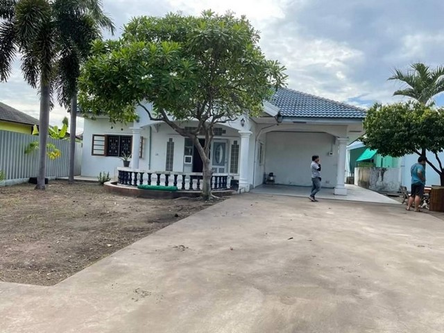 ขายด่วน บ้านเดี่ยวชั้นเดียวพร้อมที่ดิน 255 ตรว. - บ้านเดี่ยวขนาด 2ห้องนอน 2ห้องน้ำ 1 ห้องโถง 1 ห้องครัว - พร้อมห้องเช่า 3ห้อง พิกัด : ถนนเลี่ยงตลาดหนองมน หน้าหมู่บ้านแกรนด์วัลเล่ย์ ราคา 8.xx ล้านบาท ปรึกษาสินเชื่อและการยื่นกู้ฟรี ดูแลจนถึงวันโอนรับฝากขายบ้าน ที่ดิน คอนโดสนใจติดต่อTel : 089-5459085 K.เบสท์  087-6709119 K.ต้น หรือ Line : nayadah.best คลิ๊ก  http://line.me/ti/p/~nayadah.best#บ้านรีโนเวทชลบุรี #บ้านเดี่ยวชลบ�