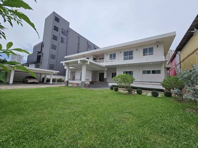 ให้เช่า บ้านเดี่ยว 2 ชั้น ซอยเอกมัย 20 เขตวัฒนา กรุงเทพ บ้านขนาดใหญ่ มีหลายห้องนอน พร้อมสระว่ายน้ำ เฟอร์ฯครบพร้อมอยู่ ใกล้ BTS เอกมัยบ้านเดี่ยว 2 ชั้น ขนาดใหญ่ มีสระว่ายน้ำ สวนหน้าบ้าน ดาดฟ้า และห้องพักอาศัยอีกจำนวนมาก พร้อมอยู่ พื้นที่ประมาณ 300 ตร.วพื้นที่ใช้สอย 700 ตร.ม จอดรถได้ประมาณ 8-10 คันมีระเบียงรอบด้านห้องนอนใหญ่มีห้องน้ำและห้องแต่งตัวหน้าบ้านหันไปทางทิศ