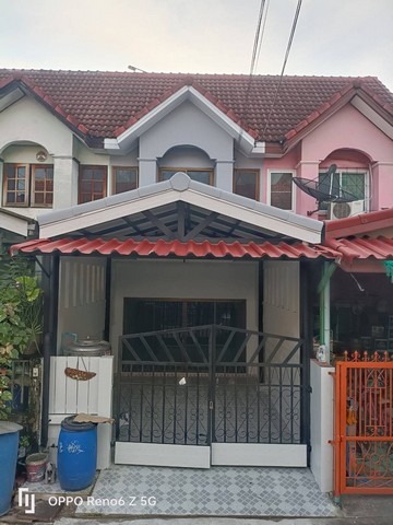 ทาวน์เฮาส์สองชั้นเนื้อที่ 18 ตารางวา บ้านกลางซอยวิลเลจ2 อยู่หลังตลาดเอสี่คลองสี่ลำลูกกา 