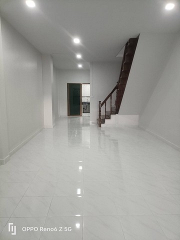 ทาวน์เฮาส์สองชั้นเนื้อที่ 18 ตารางวา บ้านกลางซอยวิลเลจ2 อยู่หลังตลาดเอสี่คลองสี่ลำลูกกา