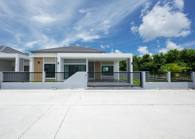 ขายด่วน โครงการบ้านมือ 1ชื่อโครงการ  :  บ้านบันดาลสุขทำเล            :  บ้านสวน-เมืองชลบุรีตำบล           :  บ้านสวนอำเภอ          :  เมืองชลบุรีจังหวัด         :  ชลบุรีประเภททรัพย์ :  บ้านมือ 1แบบบ้าน        :  บ้านเดี่ยวชั้นเดียวขนาดพื้นที่เริ่มต้น  :  43 ตร.ว.อายุบ้าน         :   เพิ่งสร้างได้ ไม่ถึง 1 ปี รายละเอียด     :  3 ห้องนอน  2 ห้องน้ำ  2 ที่จอดรถโปรโมชั่น(free) ฟรี ปลูกหญ้าหน้าบ้าน(free) ฟรี ถังน้ำ จำนวน 1 ชุด(free) ฟร�