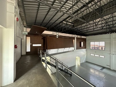 ให้เช่าอาคาร พร้อมโกดัง 800 ตร. เมตร  มีพื้นที่ load ตู้คอนเทนเนอร์ ที่จอดรถ 14 คัน สุขุมวิท 101