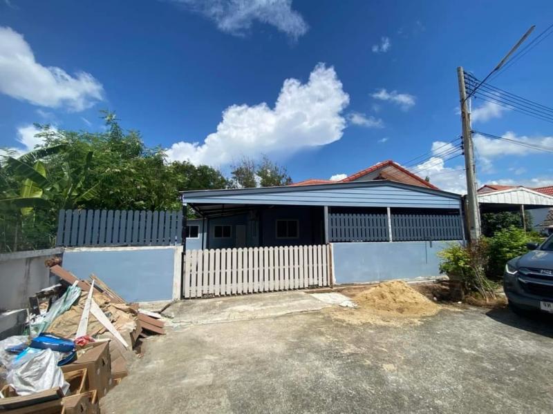 #ขายบ้านแฝดพานทองชลบุรี#ขายบ้านแฝดชั้นเดียว✴️สถานะ:ปรับปรุงใหม่ทั้งหลัง ✴️ใกล้อุตสาหกรรมนิคมอมตะ    นคร เฟส 9-10????ที่อยู่ :  มบ.ศิลากร5 ต.พานทอง อ.พานทอง จ.ชลบุรี????เนื้อที่ : 48 ตรว.????พื้นที่ใช้สอย : 2 ห้องนอน    1 ห้องน้ำ 1 ห้องครัว✴️เครดิตดีมีเงินตกแต่งบ้านเพิ่มให้​   150000-200000​ บาท✔เช็คเครดิตให้ฟรี✔มีหนี้ไม่ใช่ปัญหายินดีให้คำปรึกษาก่อนยื่นกู้????ฟรีโอน‼️‼️✴️ราคา 1,990,000​ .✴️​ป