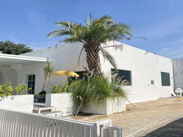 ขายที่ดิน เนื้อที่ 212 ตรว. พร้อมสิ่งปลูกสร้าง อาคารสไตล์มินิมอล ลาดพร้าว 71 นาคนิวาส 37 ใกล้เลียบด่วนราคาขาย 25,000,000 บาทที่ตั้ง ถนนลาดพร้าว 71 ซอยนาคนิวาส 37 แขวงลาดพร้าว เขตลาดพร้าว กรุงเทพมหานครติดต่อ : คุณภัสพงณ์ 0634098164Line : deedaa22เนื้อที่ 212 ตารางวา มีลานจอดรถข้างร้านสิ่งปลูกสร้าง (คาเฟ่) อาคารสไตล์มินิมอล + ห้องเก็บของขนาดใหญ่ให้ของทุกชิ้นในร้าน แต่ถ้าไม่อยากได้สิ่งปลูก�