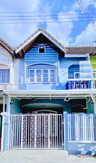 ให้เช่าทาวน์เฮ้าส์ 2 ชั้น รพ.ธัญบุรี 2.5 กม. ติดมอเตอร์เวย์ คลอง5 เฟอร์บิวท์อิน 3 นอน  ม.อีสเทิร์นเอเชีย 2.2 กม. 2 น้ำ .19 ตร.วา  ราชา 