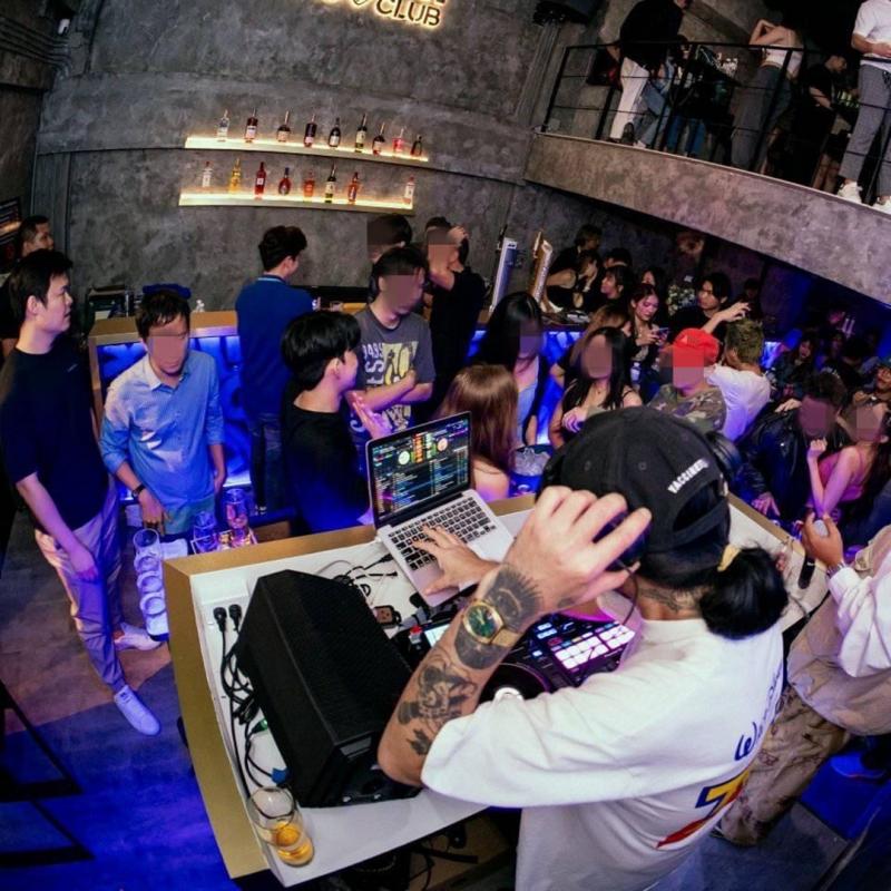  สนใจติดต่อชมร้านLine = ox54โทร = 089-255-3555, 063-398-8989#สามารถขอรูปและรายละเอียดเพิ่มเติมได้เซ้งคลับ-บาร์‼️ #ย่านอารีย์ #สะพานควาย  ใกล้ออฟฟิศ สนง.ใหญ่หลายแห่ง  แหล่งรวมความบันเทิง- ทำเลที่ตั้งดี สะดวกเดินทางง่าย-รีโนเวทใหม่หมดทั้งอาคาร- อาคาร 3 ชั้นครึ่ง แบ่งเป็นชั้น 1 และ ชั้นลอยประกอบกิจการชั้น 2 เป็นห้องน้ำทั้งชั้นชั้น 3 ห้องนอน 2 ห้องน้ำ 1 #อุปกรณ์ครบครัน ประกอบธุรกิจ