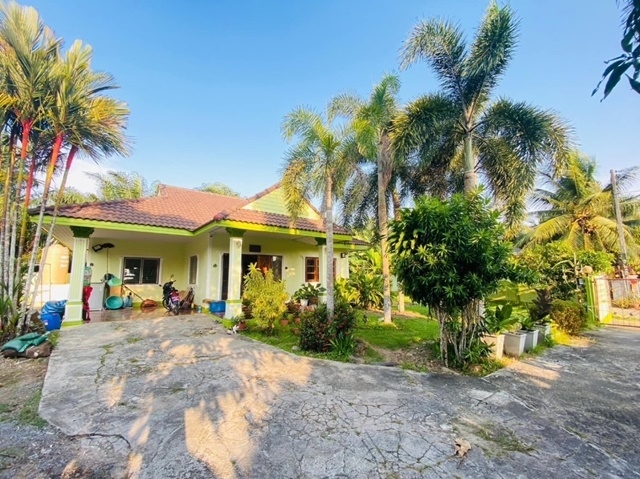 ตลาดสดรุ่งโรจน์ 3.5 กม.สนามบินกระบี่ 6 กม. ให้เช่าบ้านเดี่ยว 1 ชั้น 50ตรว.156ตรม. 3นอน 2น้ำ 4จอดรถ ตลาดนัดต้นท้วย