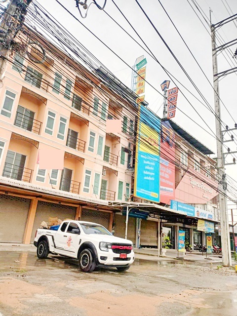 ด้านหน้านิคม ปิ่นทอง2 10ม.ให้เช่า 3คูหา รีโนเวทให้ใหม่  4ชั้น  รพ.สมิติเวช ศรีราชา ใกล้ท่าเรือ แหลมฉบัง  เจ-ปาร์ค ศรีราชา 5.6 กม.